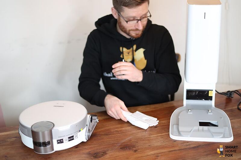 Die Clean Station des Samsung Jet Bot AI+ ist in der Nahaufnahme zu sehen.